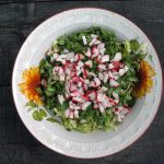 Как легко добавить пикантности обычному салату